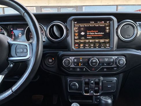 Used 2022 Jeep Wrangler Unlimited Sahara image 18