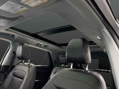 Used 2023 Ford Explorer XLT image 7