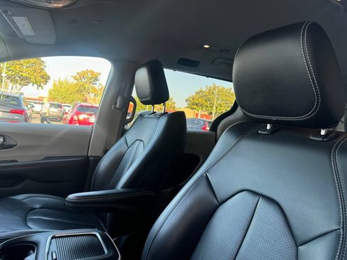 Used 2023 Chrysler Pacifica Touring-L FWD image 15