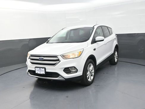 Used 2017 Ford Escape SE image 4
