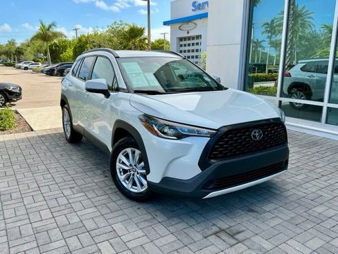 Used 2022 Toyota Corolla Cross LE w/ Moonroof Package FWD image 1