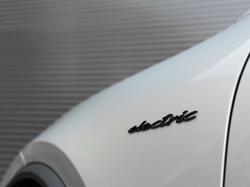 Used 2025 Porsche Macan 4S Electric image 13