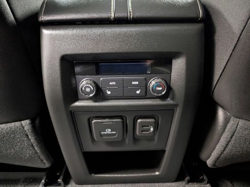 Used 2023 Chevrolet Traverse Premier image 14