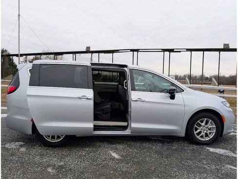 Used 2024 Chrysler Pacifica Touring-L image 11