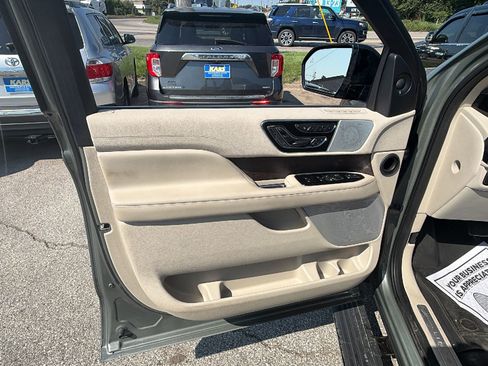 Used 2019 Lincoln Navigator Reserve AWD/4WD image 10