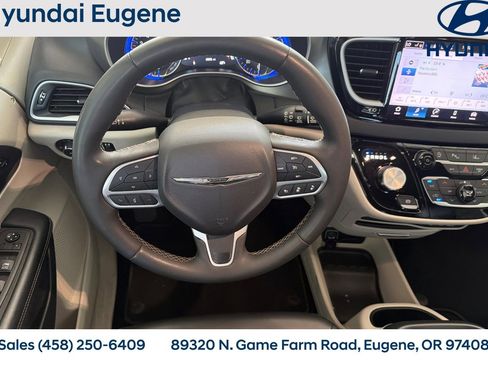 Used 2023 Chrysler Pacifica Touring-L FWD image 18