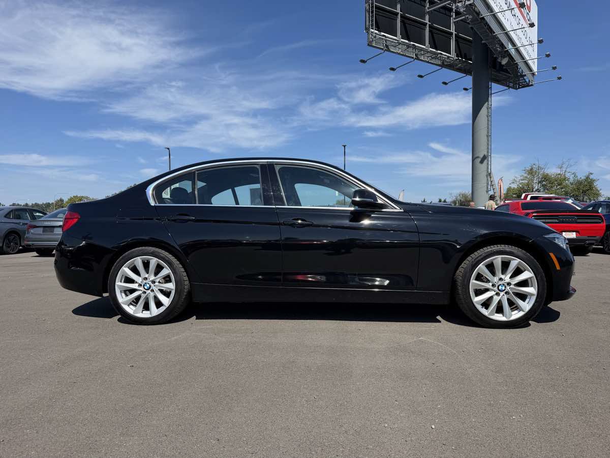 Used 2017 BMW 330i xDrive Sedan AWD/4WD image 9