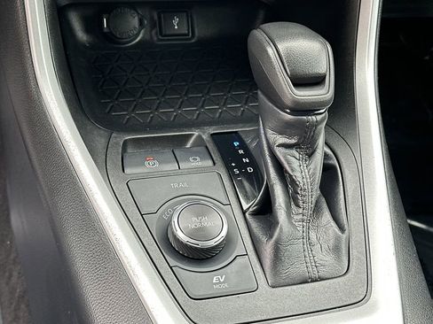 Used 2021 Toyota RAV4 LE image 25