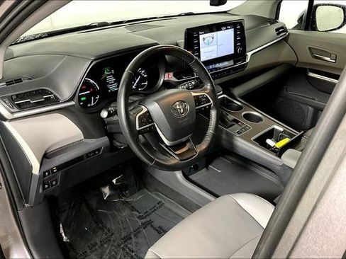 Used 2021 Toyota Sienna XLE image 13