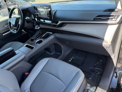 Used 2024 Toyota Sienna XLE image 11