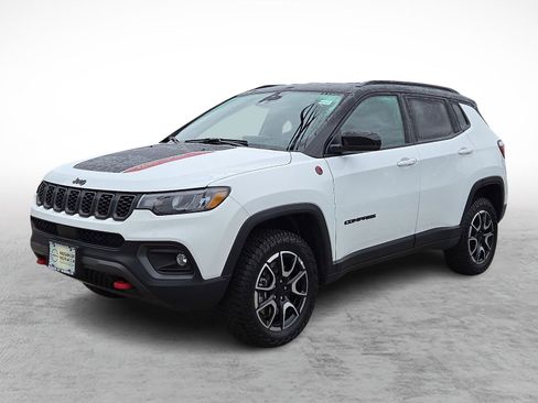 Used 2024 Jeep Compass Trailhawk image 3