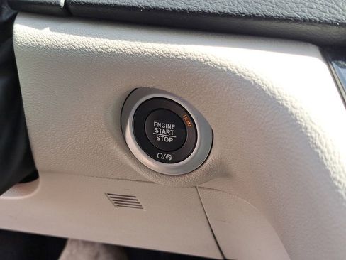 Used 2023 Chrysler Pacifica Touring-L image 23