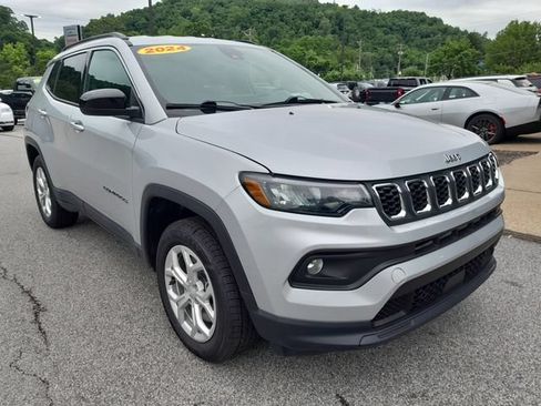 Used 2024 Jeep Compass Latitude AWD/4WD image 3