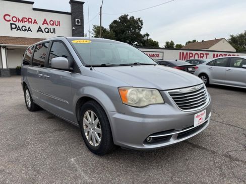 Used 2014 Chrysler Town & Country Touring image 3
