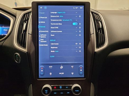 Used 2021 Ford Edge SE image 25