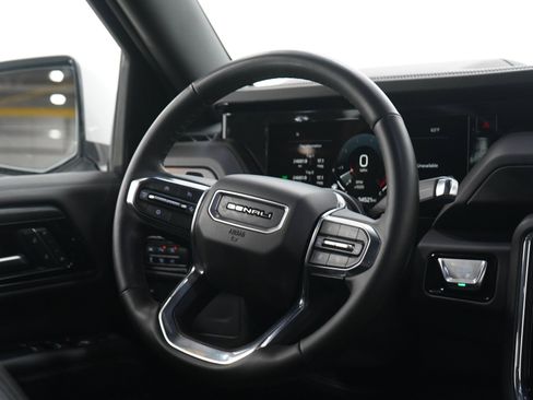 Used 2025 GMC Yukon Denali AWD/4WD image 16