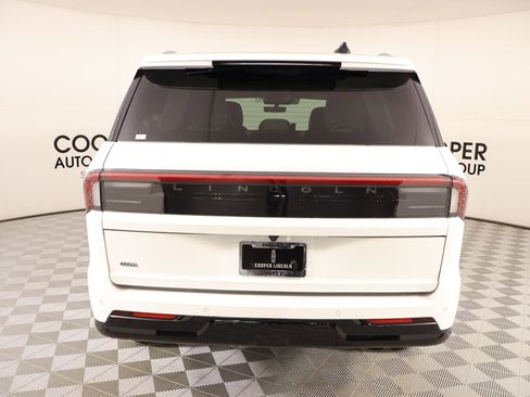 New 2026 Lincoln Navigator Premiere AWD/4WD image 22