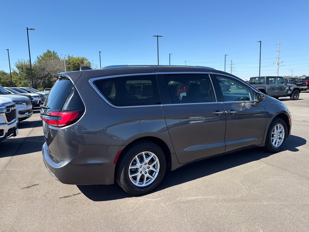 Used 2021 Chrysler Pacifica Touring-L FWD image 5