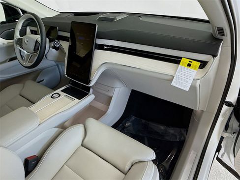 New 2025 Volvo EX90 Plus w/ Protection Package Premier image 30