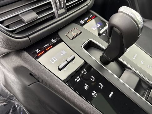 Certified 2025 Porsche Macan AWD/4WD image 31