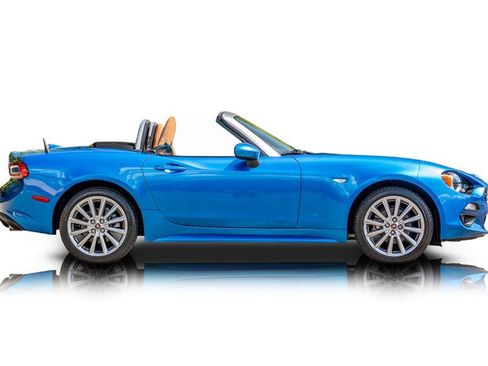 Used 2017 FIAT 124 Spider Lusso RWD image 2