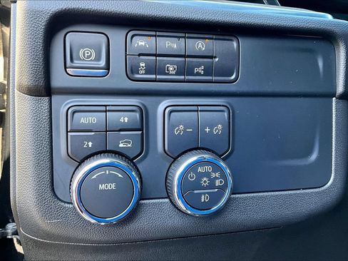 Used 2025 Chevrolet Tahoe High Country AWD/4WD image 32
