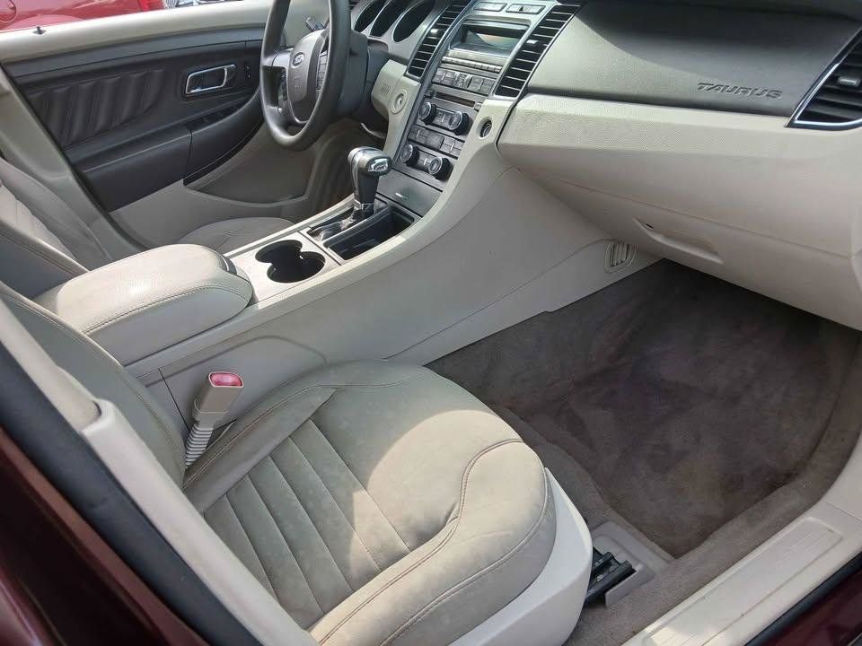 Used 2011 Ford Taurus SE FWD image 11