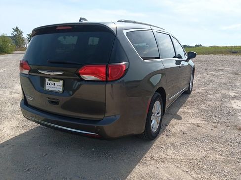 Used 2017 Chrysler Pacifica Touring-L FWD image 13