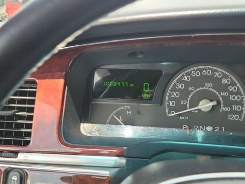 Used 2004 Lincoln Town Car Signature RWD image 25