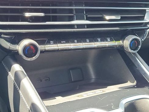 Used 2025 Chevrolet Traverse LT FWD image 28