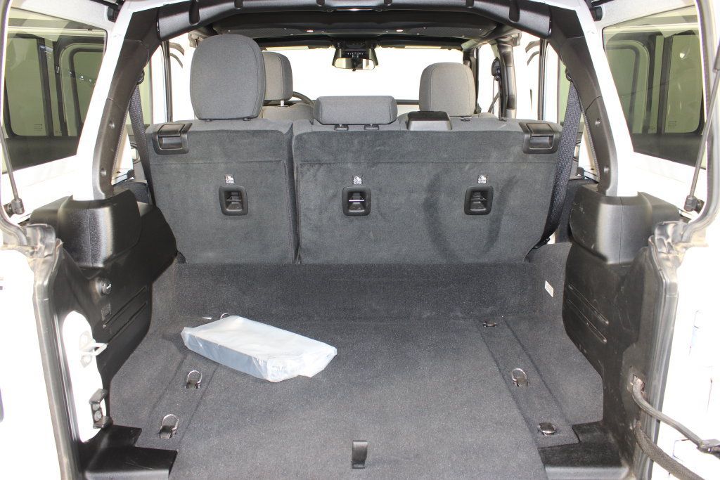 Used 2025 Jeep Wrangler Unlimited Sahara w/ Safety Group AWD/4WD image 17