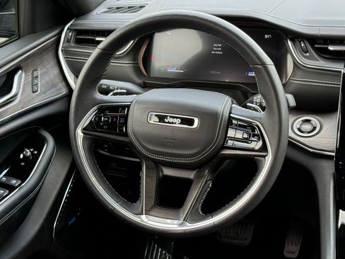 Used 2022 Jeep Grand Cherokee Overland AWD/4WD image 29