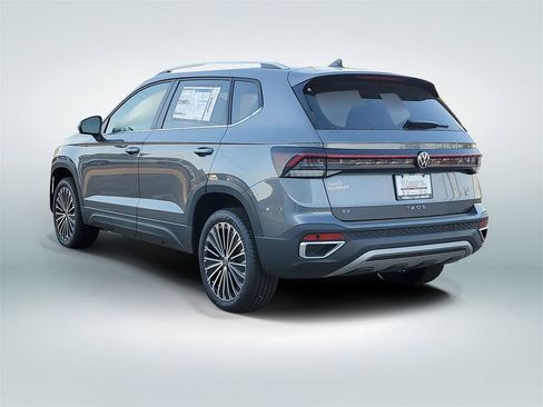 New 2026 Volkswagen Taos SE FWD image 4