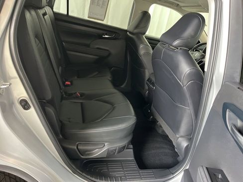 Used 2024 Toyota Highlander XLE AWD/4WD image 25