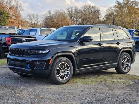 Used 2023 Jeep Grand Cherokee Trailhawk w/ Advanced Protech Group II AWD/4WD image 3