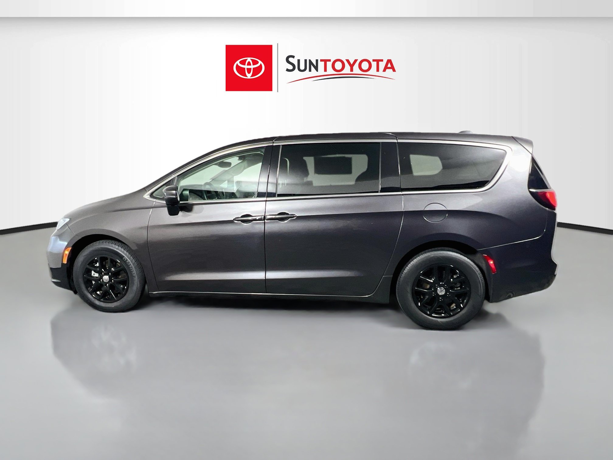 Used 2023 Chrysler Pacifica Touring-L FWD image 7