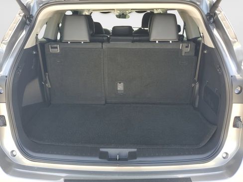 Used 2025 Toyota Highlander XLE FWD image 9