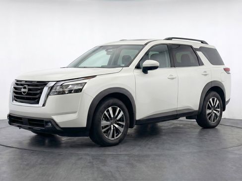 Used 2025 Nissan Pathfinder SV AWD/4WD image 3