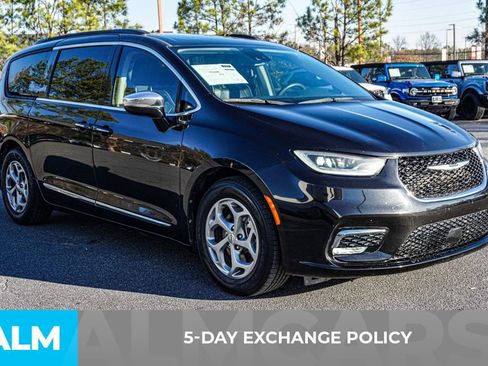 Used 2023 Chrysler Pacifica Limited image 4