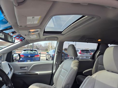Used 2016 Toyota Sienna XLE w/ XLE Navigation Package image 9