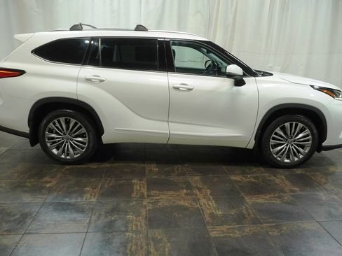 Used 2021 Toyota Highlander Platinum AWD/4WD image 3