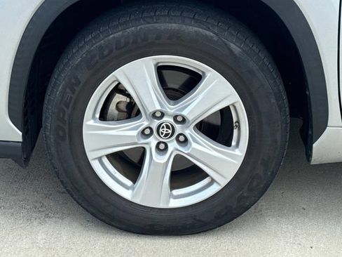 Used 2021 Toyota Highlander L FWD image 5