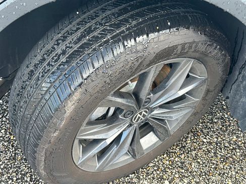 Used 2023 Volkswagen Tiguan SE w/ Panoramic Sunroof Package image 9