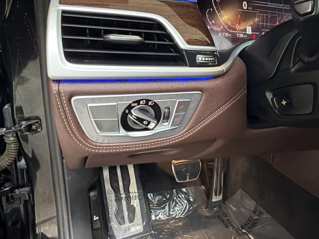 Used 2022 BMW 750i xDrive w/ Luxury Rear Seating Package AWD/4WD image 46