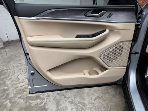 Used 2022 Jeep Grand Cherokee L Limited image 10