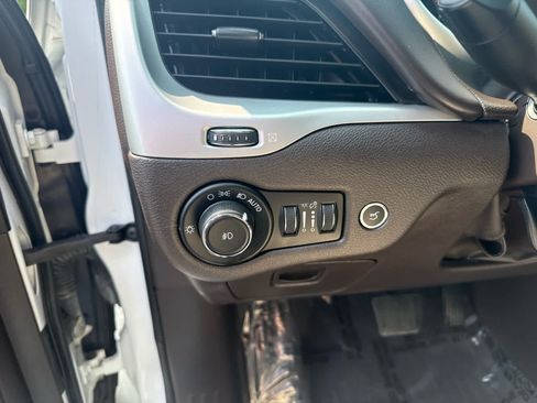 Used 2017 Jeep Cherokee Overland AWD/4WD image 18