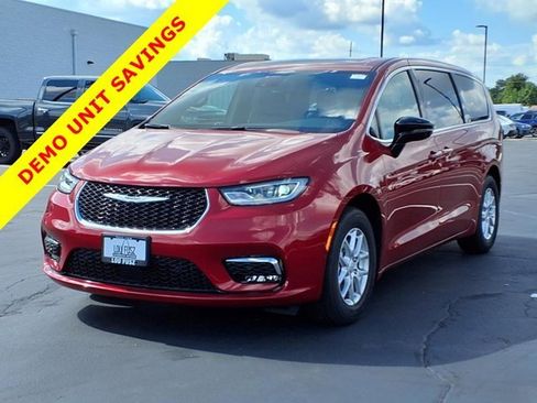 New 2026 Chrysler Pacifica Select image 2