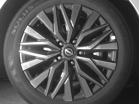 Used 2025 Nissan Altima 2.5 SV FWD image 13