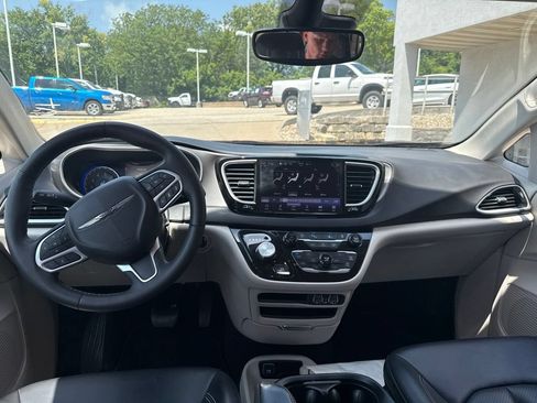 Used 2023 Chrysler Pacifica Touring-L FWD image 40