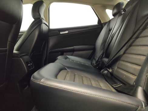 Used 2018 Ford Fusion SE w/ Equipment Group 201A FWD image 18